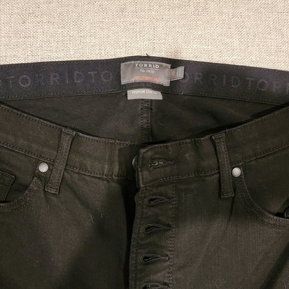 TORRID Black Sky High Skinny Distressed Crops. New without tags. Size 18. - Picture 5 of 6